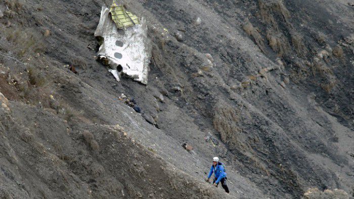La câteva zile după prăbușirea avionului Germanwings, cu 150 de persoane la bord, încep să apară primele versiunii care ar fi dus la producerea tragediei.