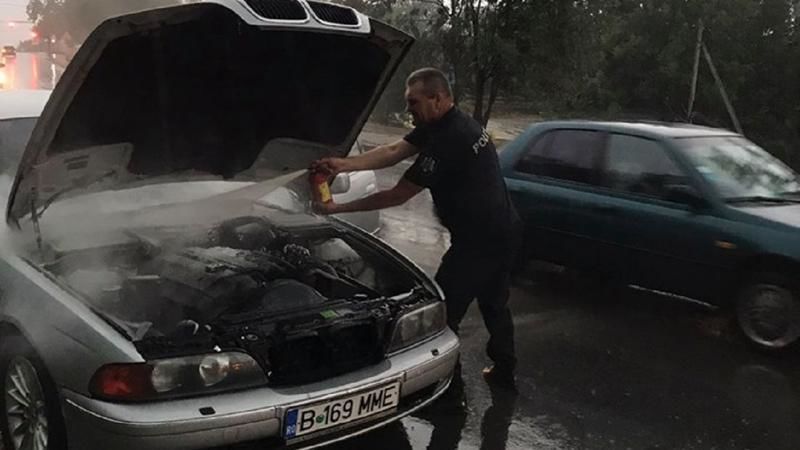 В Унгенах полицейский помог потушить загоревшийся автомобиль.