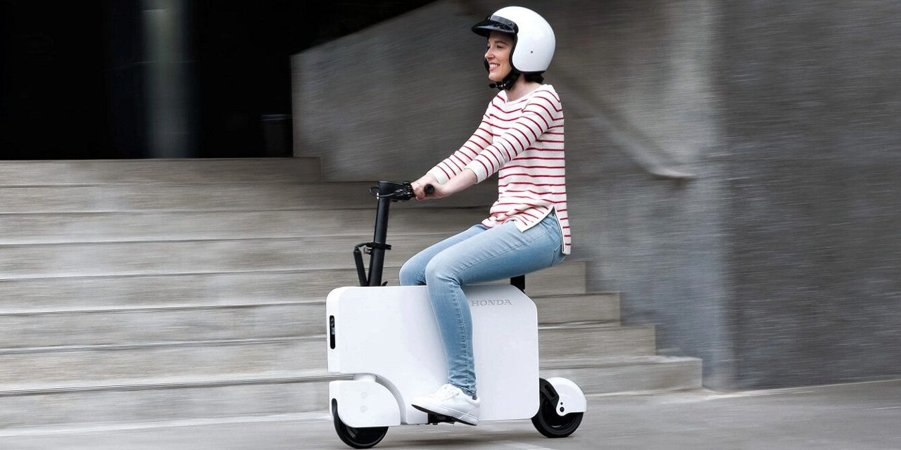 Honda выпустила складной электроскутер Motocompacto в стиле 80-х.