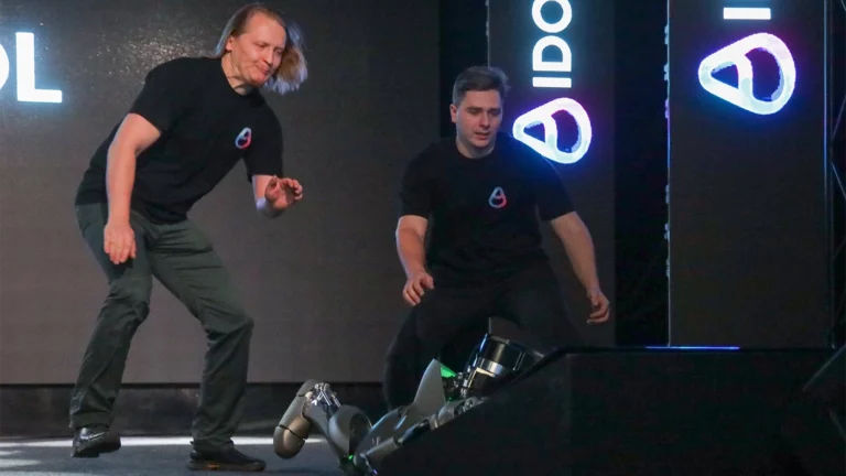 Un robot rusesc dotat cu IA pentru comunicare, prezentat la Moscova: Acesta a căzut chiar pe scenă.