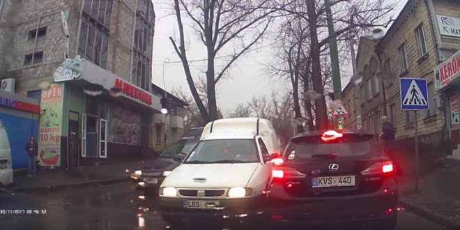 Un șofer tupeist a blocat o stradă din Capitală. Momentul, filmat