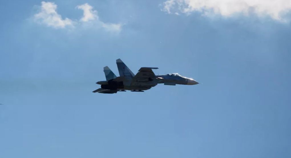 Патрульный самолет ВМС США перехвачен над Черным морем российским Су-27.