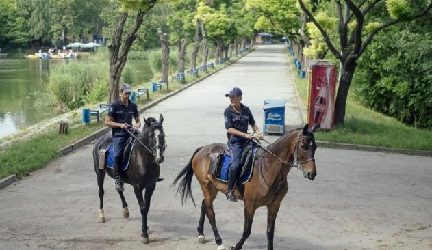 Călărași înarmați patrulează parcurile din Chișinău. Foto: timpul.md