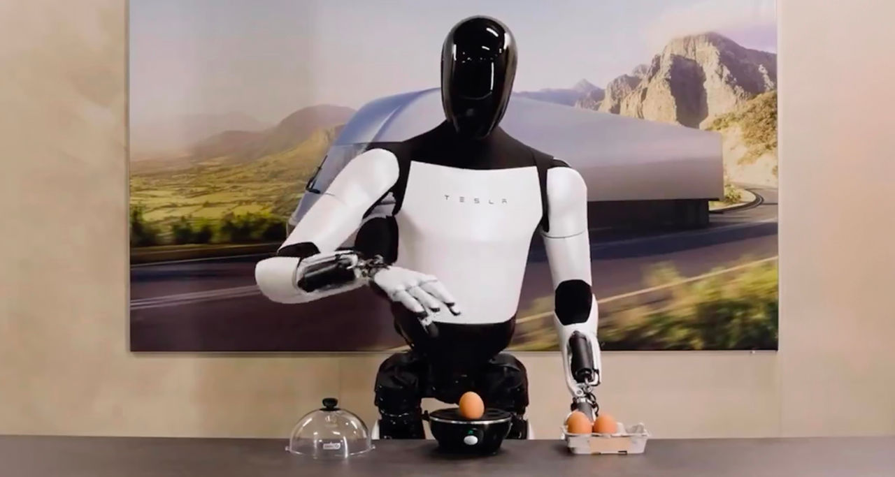 Elon Musk promite 10.000 de roboți umanoid Optimus până în 2025.