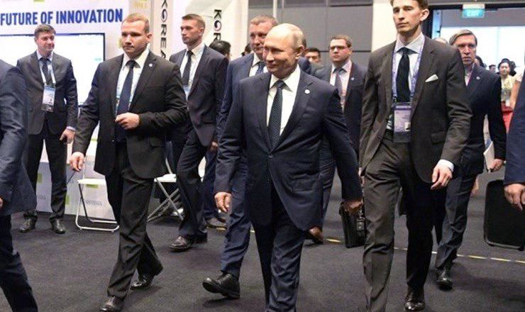 Путина попросили пройти через рамку металлоискателя на саммите в Сингапуре.