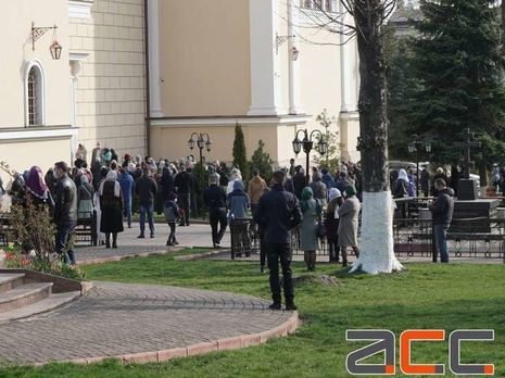 На Украине трех священников оштрафовали из-за скопления людей в церквях.
