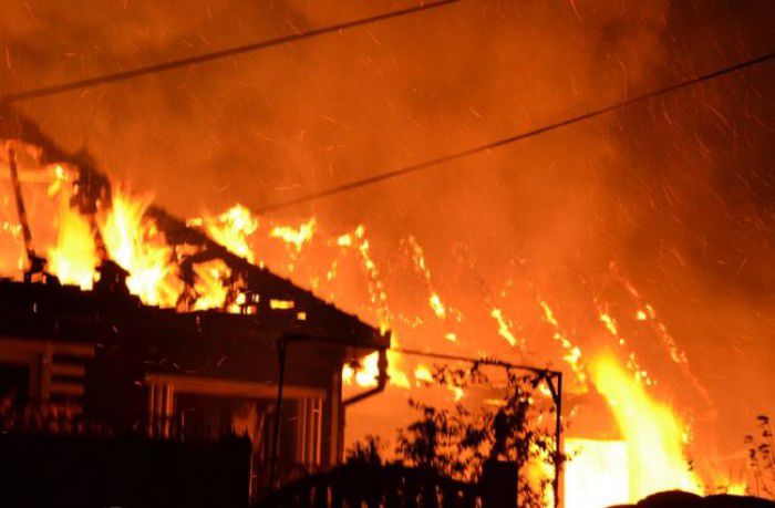 Un incendiu a izbucnit în această seară într-o casă de locuit din Trușeni. Foto: bzi.ro