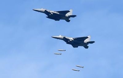 Бомбы сбросили четыре истребителя F-15K.