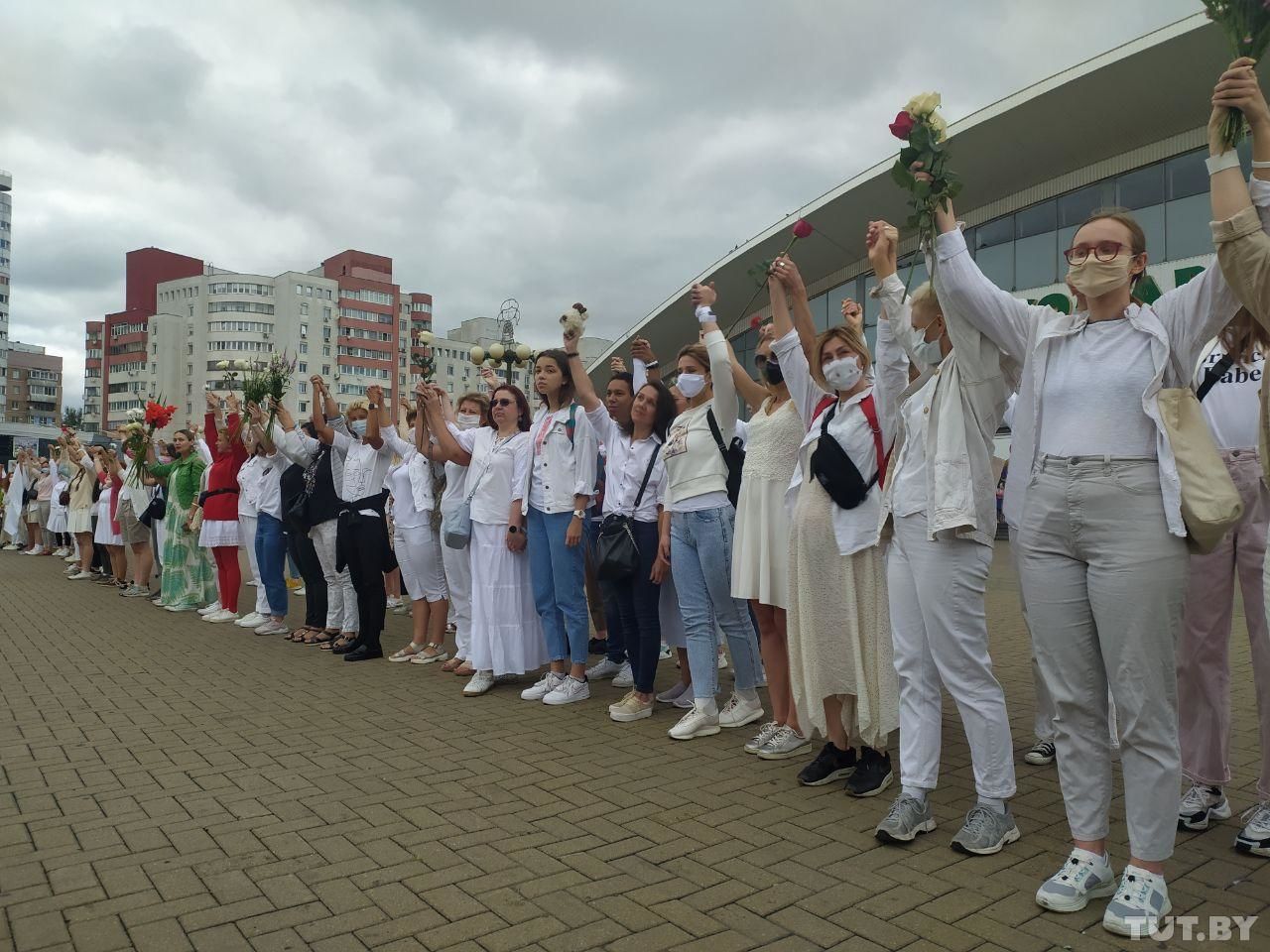 Сотни женщин в белой одежде выразили протест из-за насилия в Белоруссии.