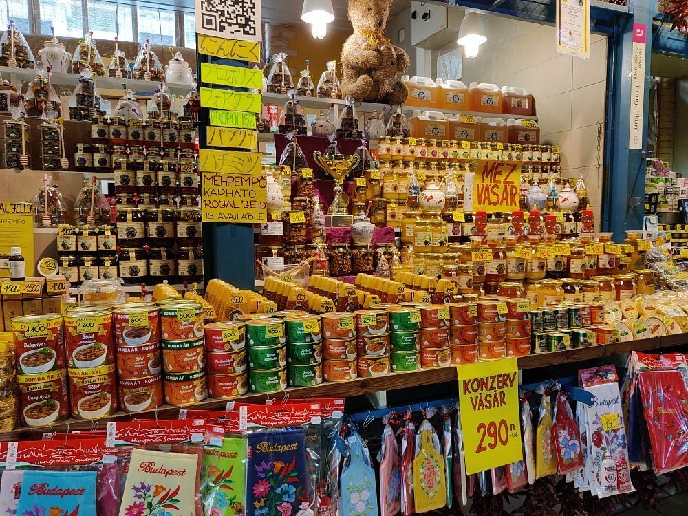Венгрия ввела государственное регулирование цен на продукты.