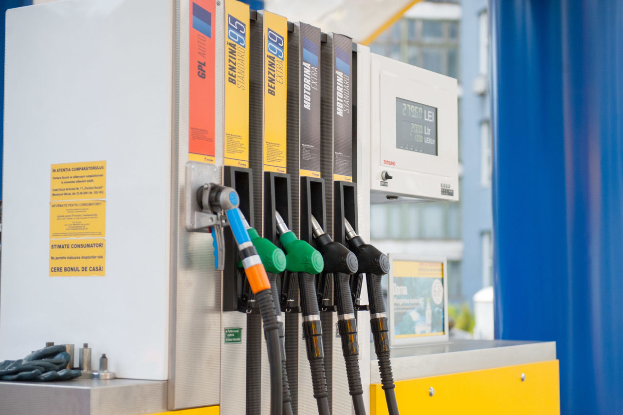 Бензин подешевеет почти на 40 банов, а дизтопливо - почти на 20 банов.