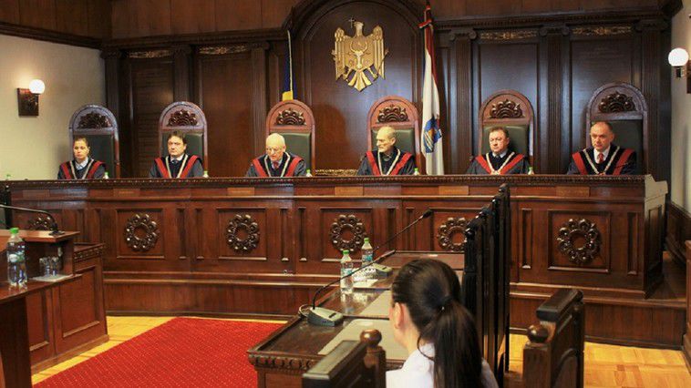 Конституционный суд сегодня должен дать ответ на запрос о временной передаче полномочий президента. 