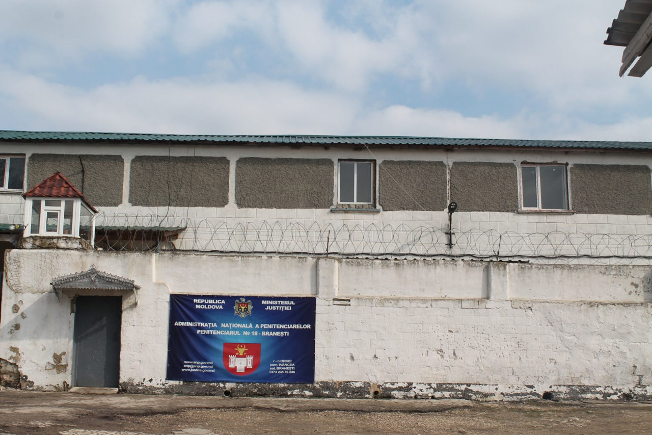 Un fost deținut a încercat să intre cu mașina pe teritoriul Penitenciarului Brănești.