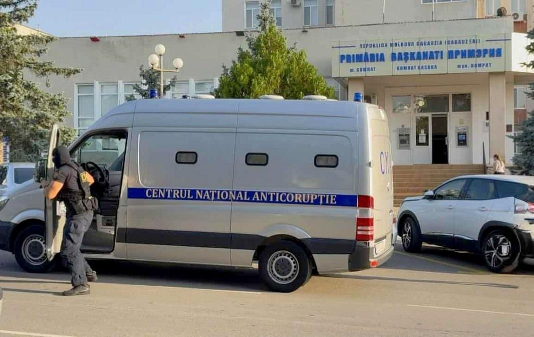 CNA: Patru persoane, reținute într-un dosar de finanțare ilegală a unei formațiuni politice.