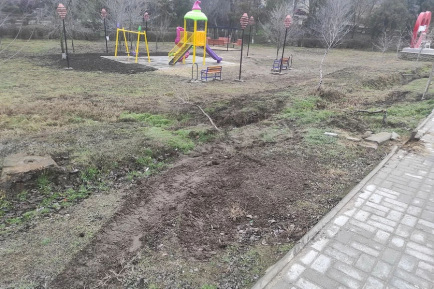 Авария в Чишмикиойе: машина оказалась на тротуаре и детской площадке.