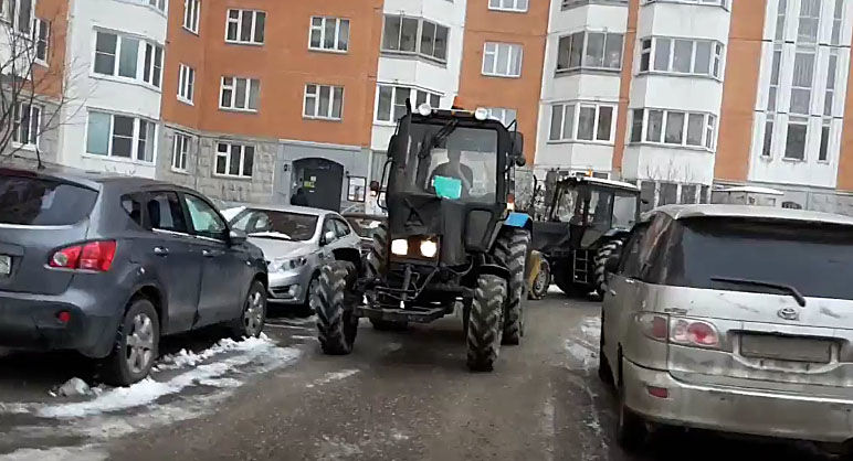 В Москве тракторам без щёток пришлось имитировать уборку снега.