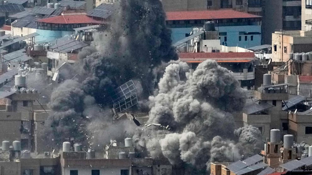 Жители столицы Ливана массово покидают город после авиаударов.