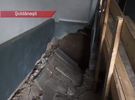 В жилом доме в Шолдэнештах обвалилась лестница.