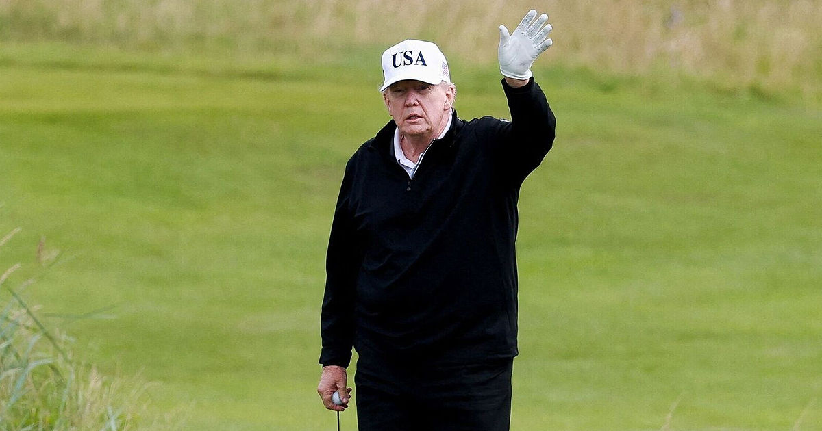 Donald Trump, prins în timp ce trișa la un meci de golf.