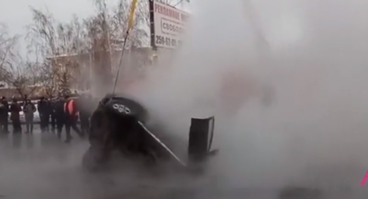 Rusia: O femeie s-a pomenit cu automobilul într-un crater de apă