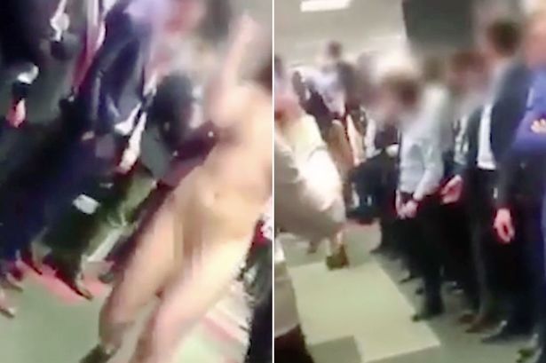 Viral: O femeie, plătită de șef pentru a defila goală în fața colegilor
