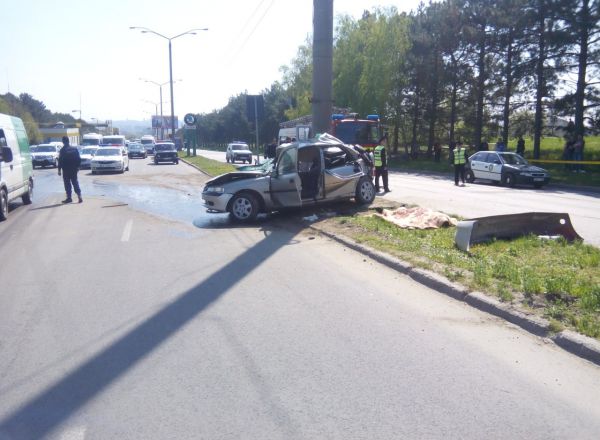 Două autoturisme s-au ciocnit frontal, iar unul din ele s-a oprit într-un pilon. Foto: protv.md