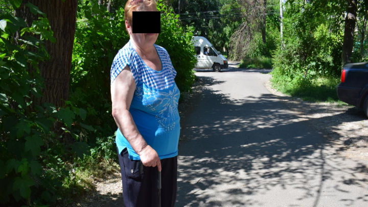 74-летнюю пенсионерку ограбили в столице возле собственного дома.