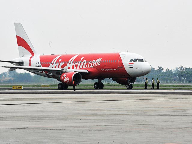 Утром в воскресенье с экранов радаров пропал пассажирский лайнер компании AirAsia, летевший из Индонезии в Сингапур (рейс QZ8501).