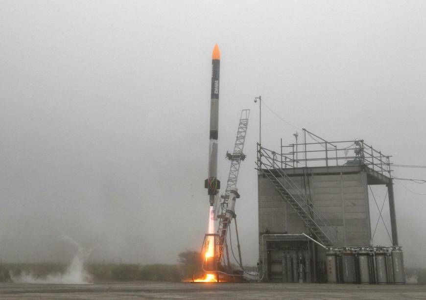 Японская коммерческая ракета МОМО-4 упала в море из-за сбоя в компьютере.