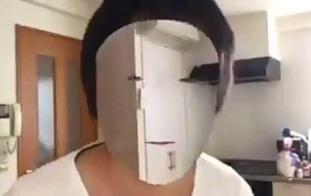 Блогер "стал невидимкой" при помощи iPhone X.
