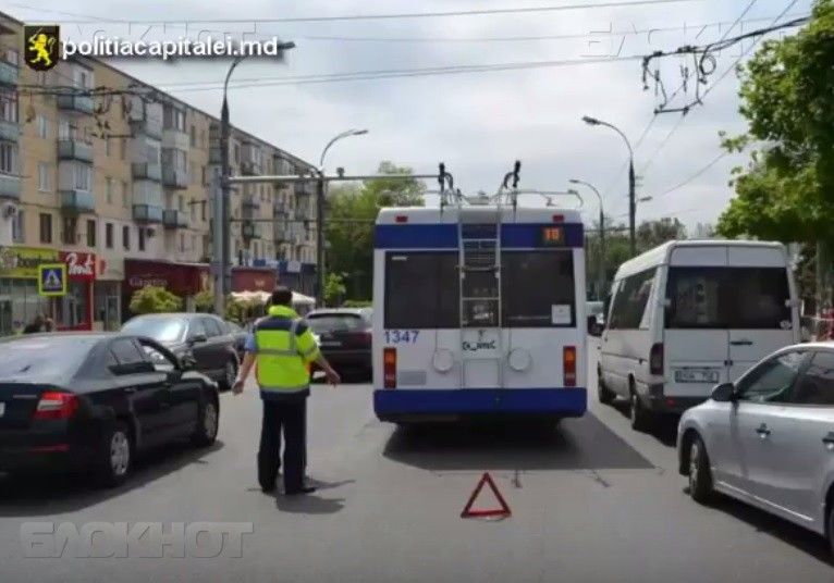 Жительница Кишинева получила переломы, упав в троллейбусе.