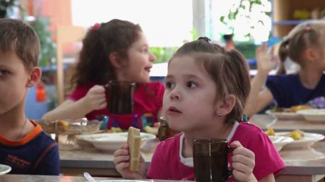 Больше месяца в детсаду не подают мясо, молоко, яйца.