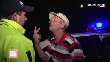 Un șofer aghezmuit s-a dat în spectacol în fața oamenilor legii. Foto: captură video