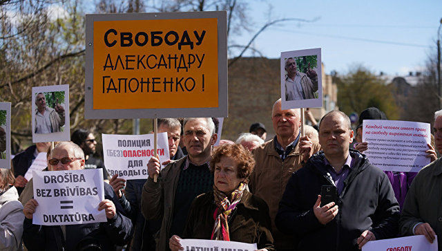 В Риге прошел пикет в поддержку задержанных защитников русских школ.