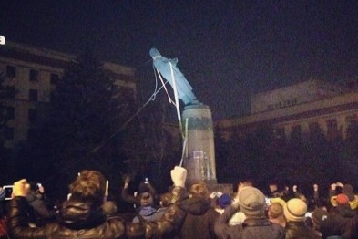 Монумент, стоявший на площади, названной в честь вождя пролетариата, свалили с постамента при помощи стальных тросов.