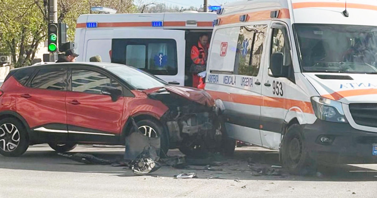 Accident violent la o intersecție din Chișinău: O ambulanță și un Renault s-au ciocnit