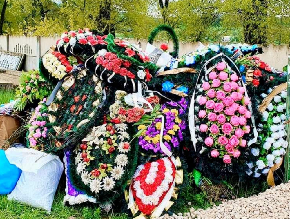 Coroanele din plastic ar putea fi interzise în cimitire: Proiectul de lege este deja în consultări.