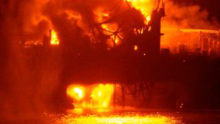 Incendiu de proporții la o platformă petrolieră. Foto: mbc.md