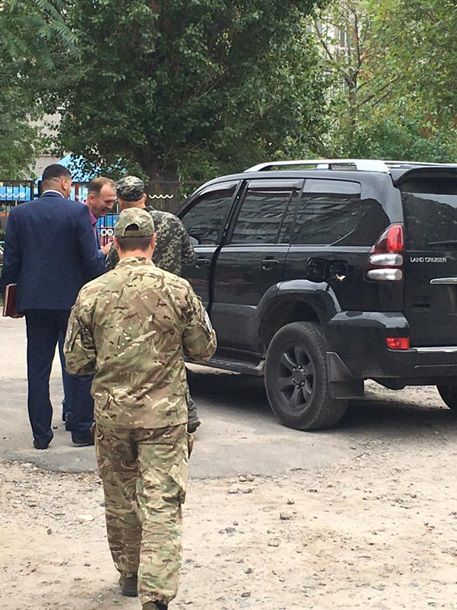 В момент взрыва депутат вместе с женой везли ребенка в детский сад.