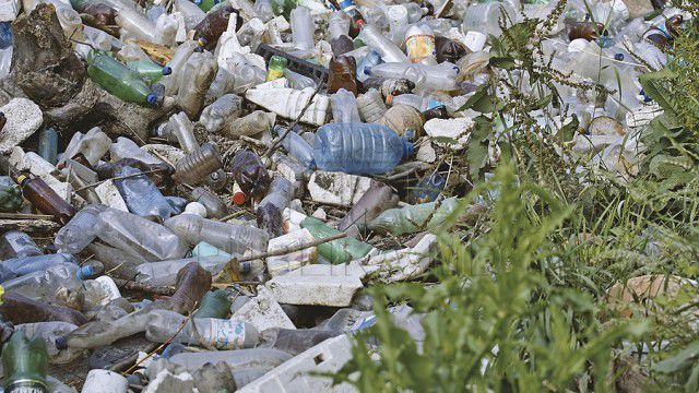 Un fost profesor universitar din Capitală şi-a transformat locuinţa într-o groapă de gunoi.