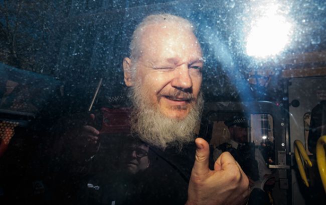  Ассанж был арестован за неявку в суд по ордеру от 2012 года, а затем и по запросу США на экстрадицию от 2018 года.