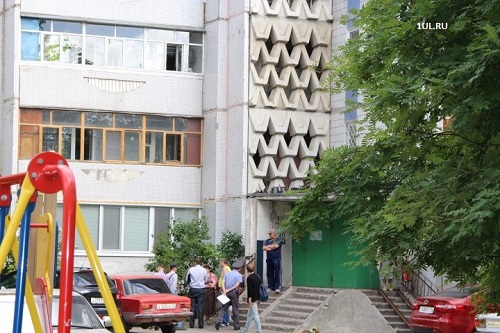 Несколько часов назад с балкона жилого дома на Ботанике сбросился мужчина.