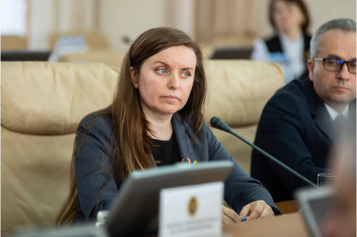 Министр финансов Вероника Сирецану. 