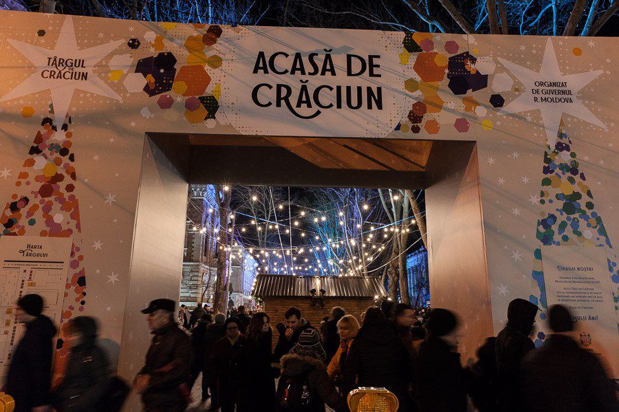 Târg de Crăciun: Vizitatorii se pot delecta cu mâncăruri tradiţionale