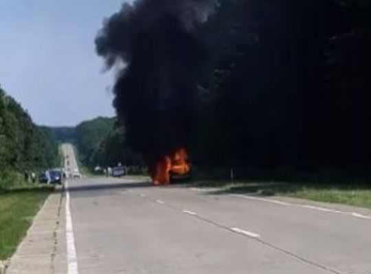 На трассе под Страшенами загорелся автомобиль. 