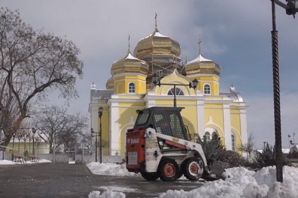 Дворникам в Комрате помогает работать техника из Санкт-Петербурга.