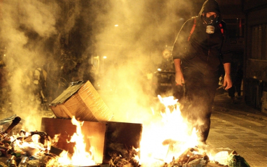 Protestatarii au bombardat vehiculele poliţiei cu artificii şi bombe incendiare improvizate.
