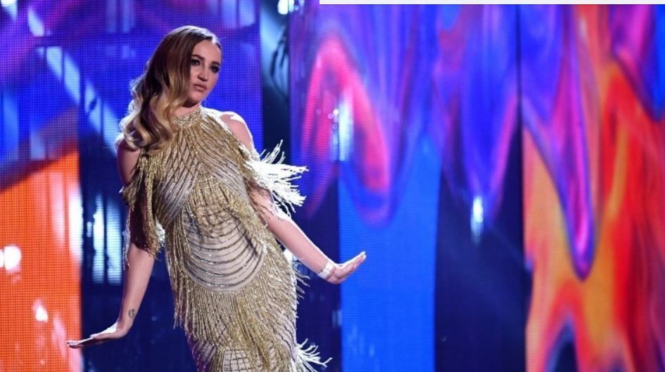Певица заявила, что «без проблем» вернет Демне Гвасалии куртку за 300 тысяч рублей и кроссовки за 60 тысяч.