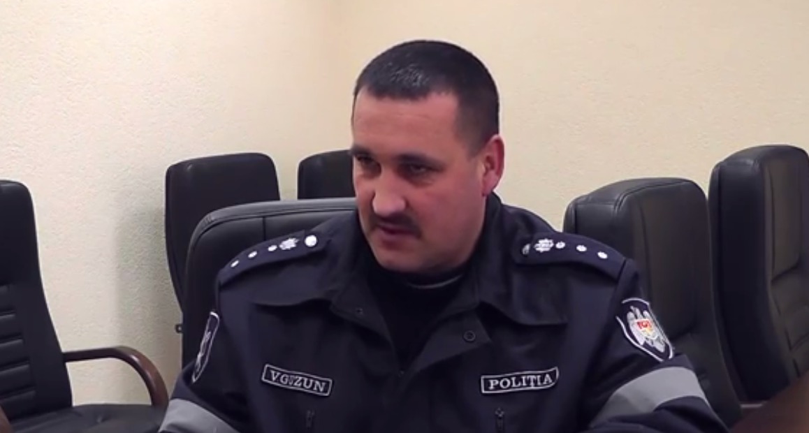 При задержании наркоман вел себя агрессивно и пытался предложить полицейскому деньги.