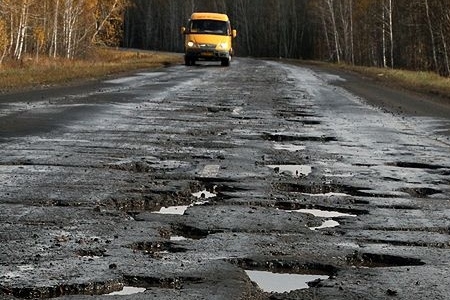 Во время дождей по этой дороге невозможно проехать, а смельчаки, которые пытались это сделать, застревали в болотах и грязи.